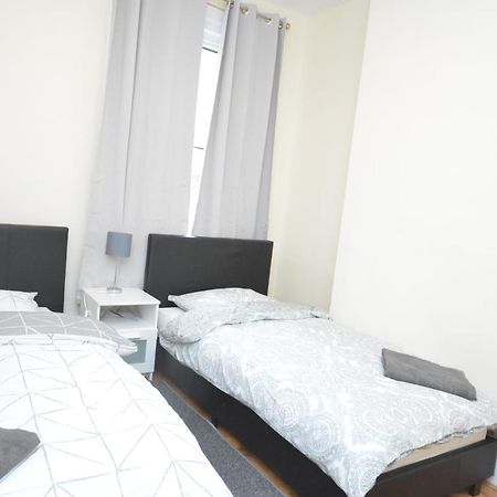 Cheerful 4 Bedroom House In Greater Londyn Zewnętrze zdjęcie