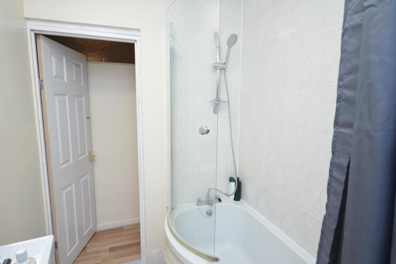 Cheerful 4 Bedroom House In Greater Londyn Zewnętrze zdjęcie