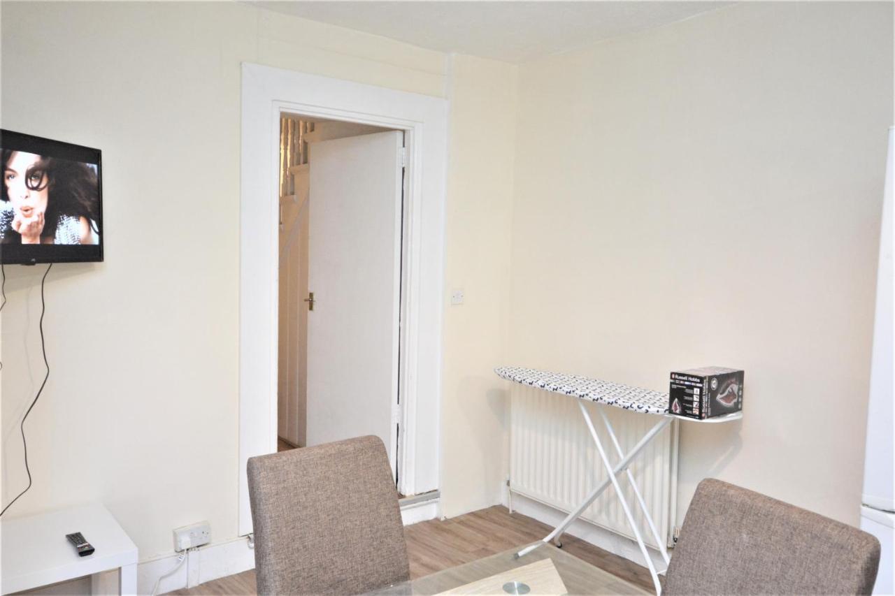 Cheerful 4 Bedroom House In Greater Londyn Zewnętrze zdjęcie