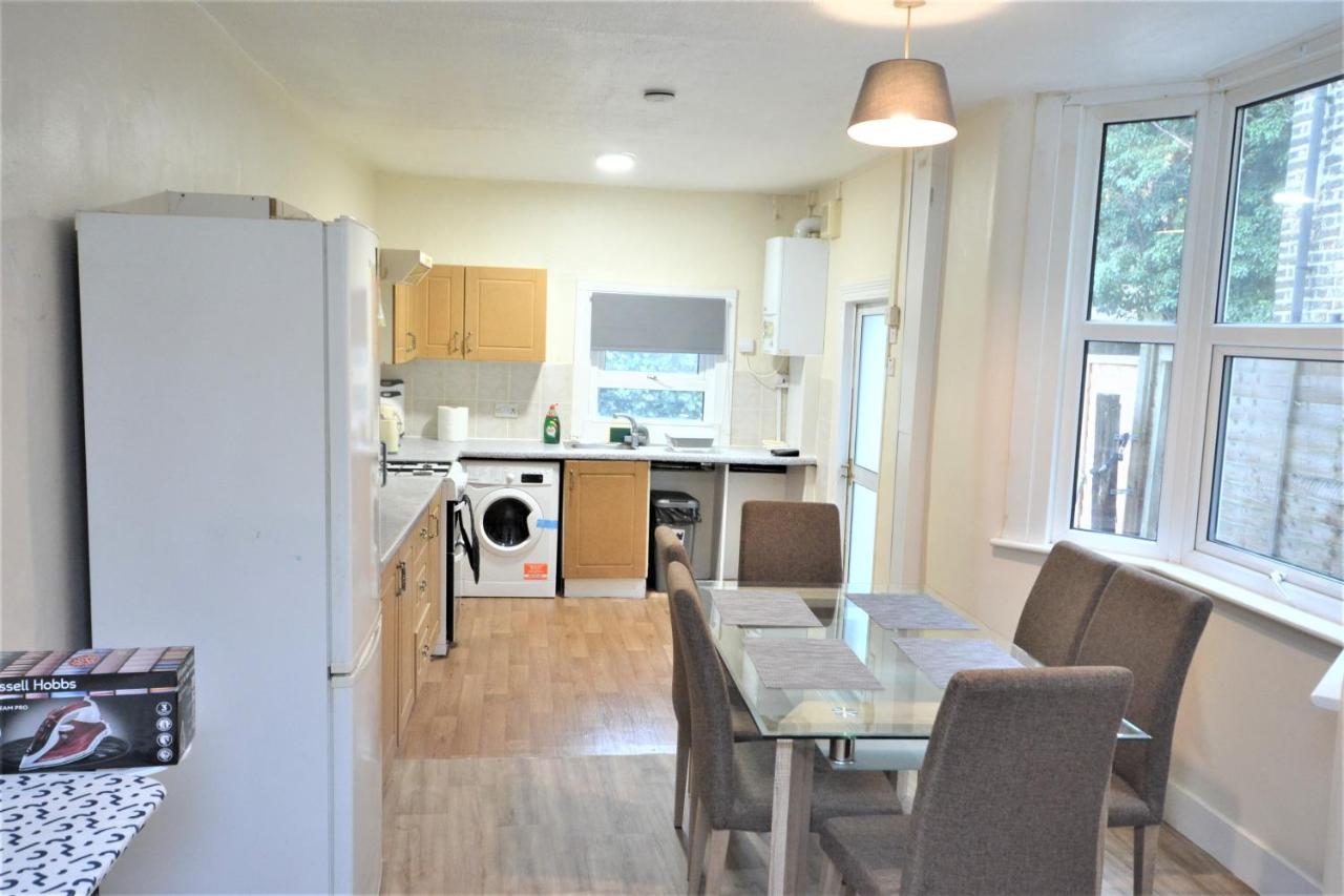 Cheerful 4 Bedroom House In Greater Londyn Zewnętrze zdjęcie